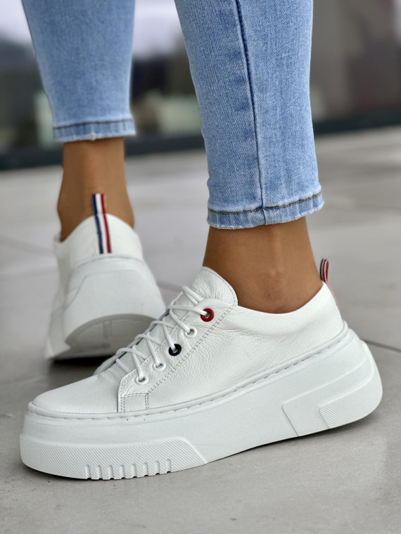 Wygodne i bardzo lekkie białe trampki damskie na wyższej podeszwie light motion, skóra naturalna