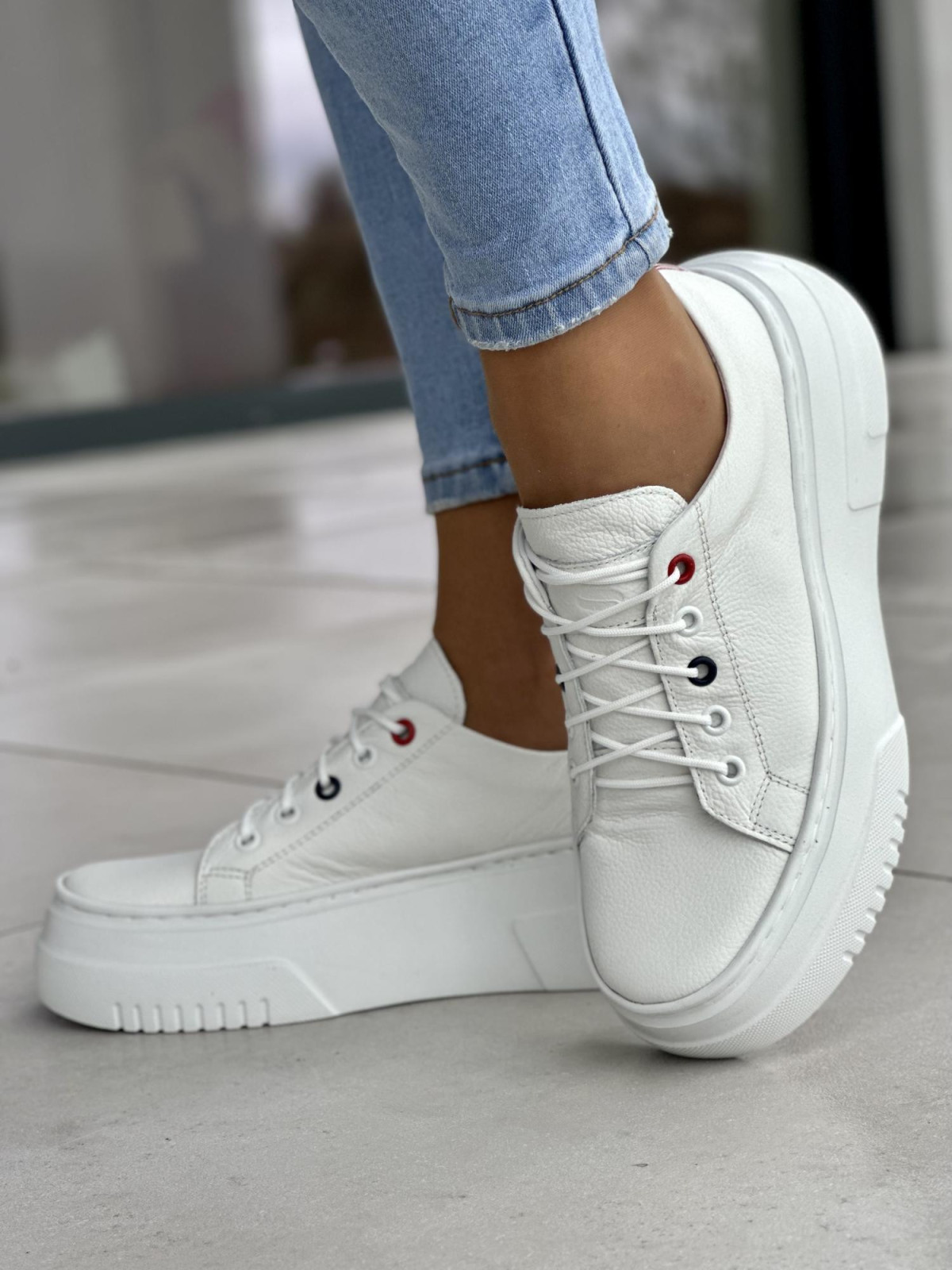 Wygodne i bardzo lekkie białe trampki damskie na wyższej podeszwie light motion, skóra naturalna