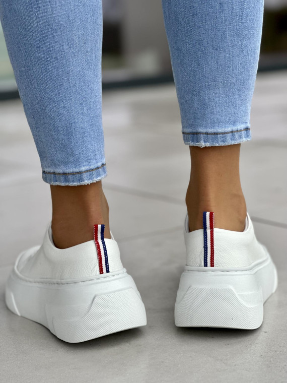 Wygodne i bardzo lekkie białe trampki damskie na wyższej podeszwie light motion, skóra naturalna