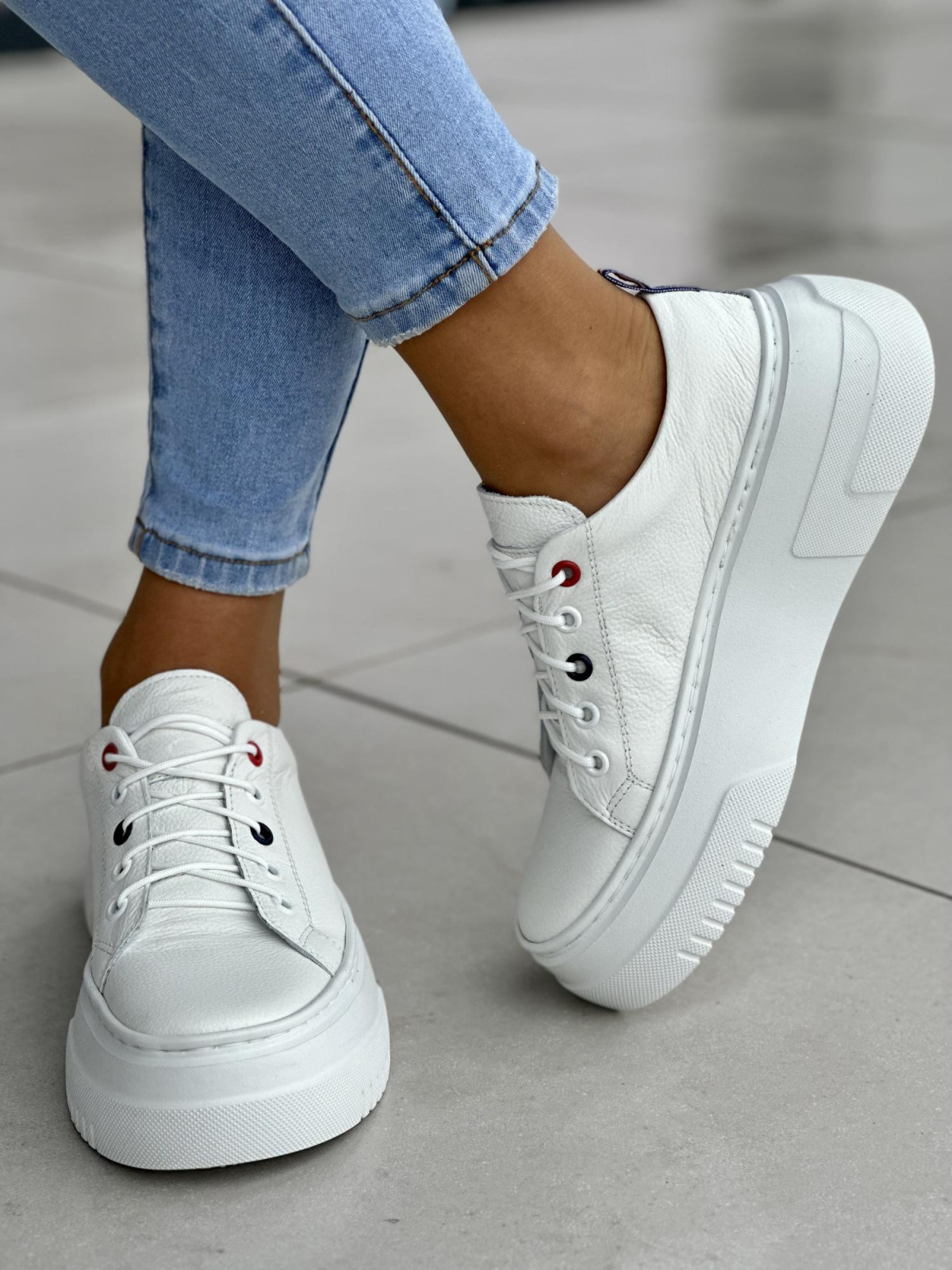 Wygodne i bardzo lekkie białe trampki damskie na wyższej podeszwie light motion, skóra naturalna