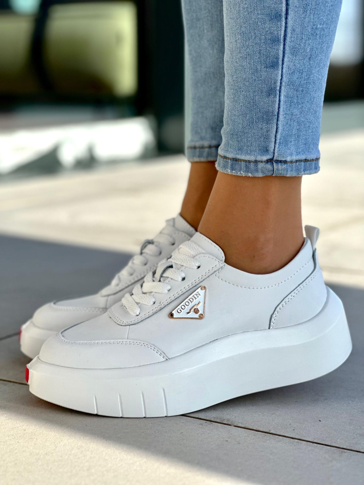 Bardzo lekkie i wygodne białe sneakersy damskie, skóra naturalna