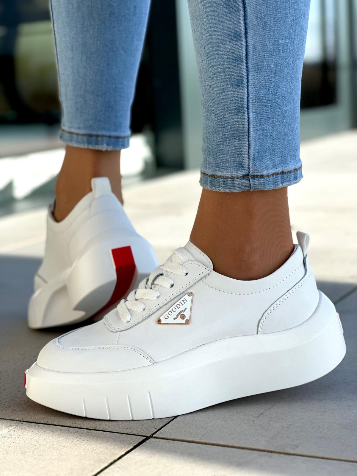 Bardzo lekkie i wygodne białe sneakersy damskie, skóra naturalna