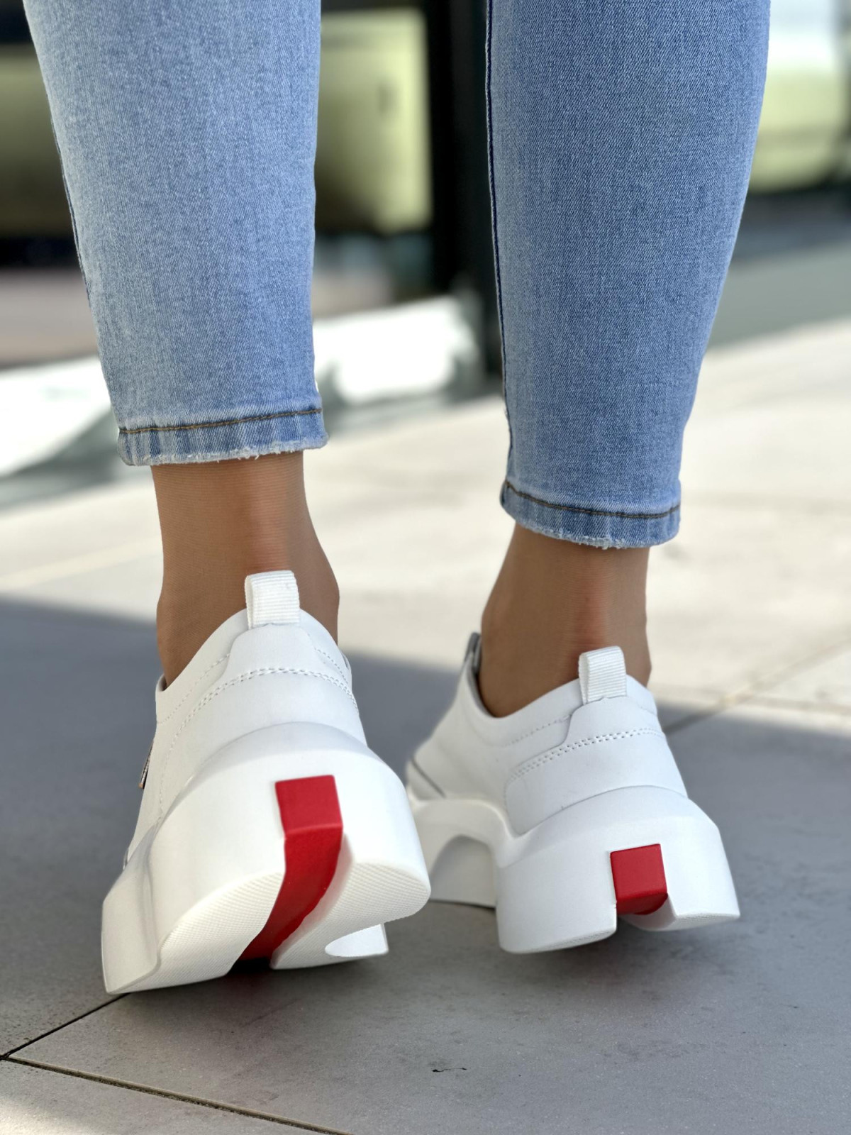 Bardzo lekkie i wygodne białe sneakersy damskie, skóra naturalna