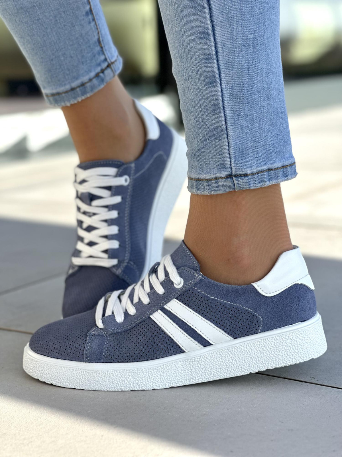 Lekkie i wygodne niebieskie trampki damskie, skóra naturalna