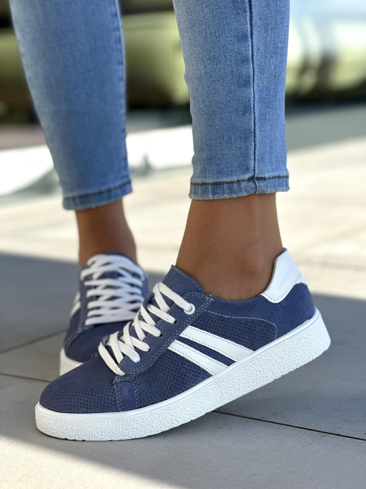 Lekkie i wygodne niebieskie trampki damskie, skóra naturalna