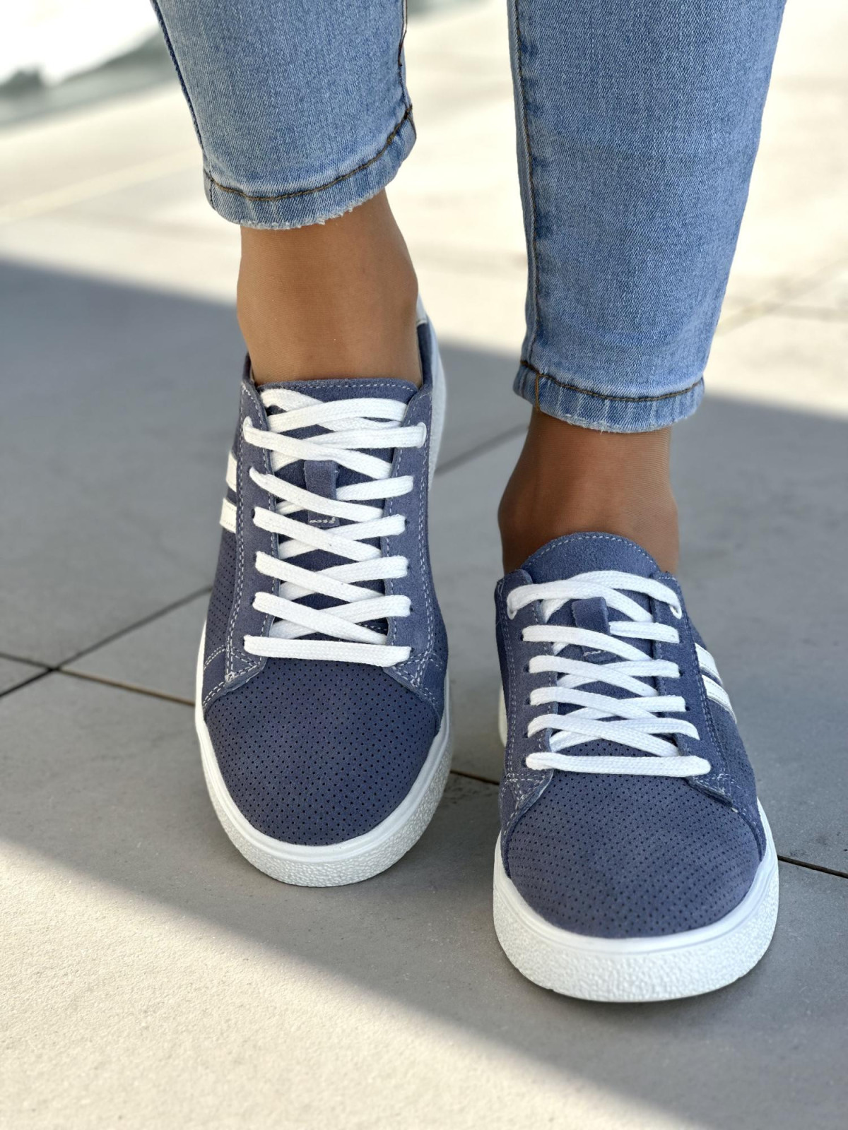 Lekkie i wygodne niebieskie trampki damskie, skóra naturalna