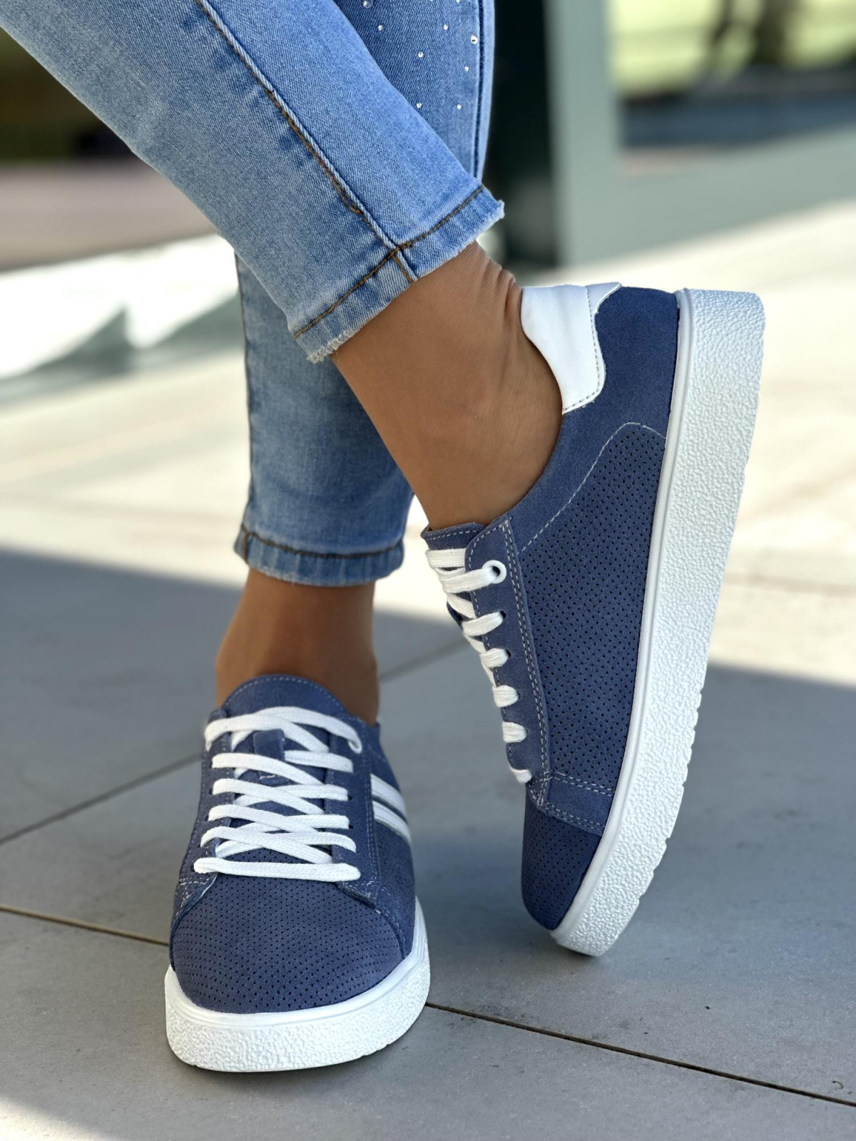 Lekkie i wygodne niebieskie trampki damskie, skóra naturalna