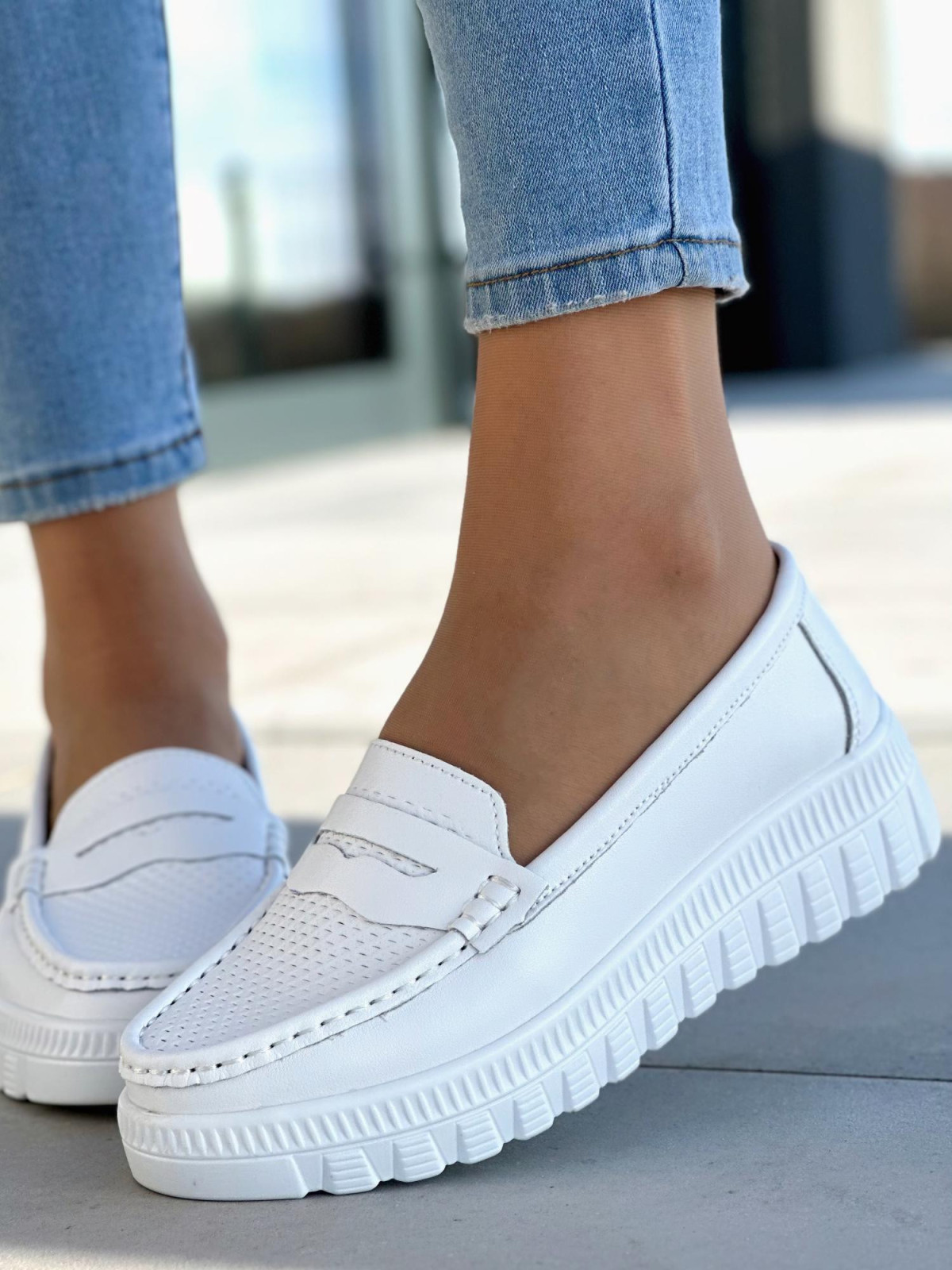 Wygodne i lekkie białe mokasyny damskie, skóra naturalna