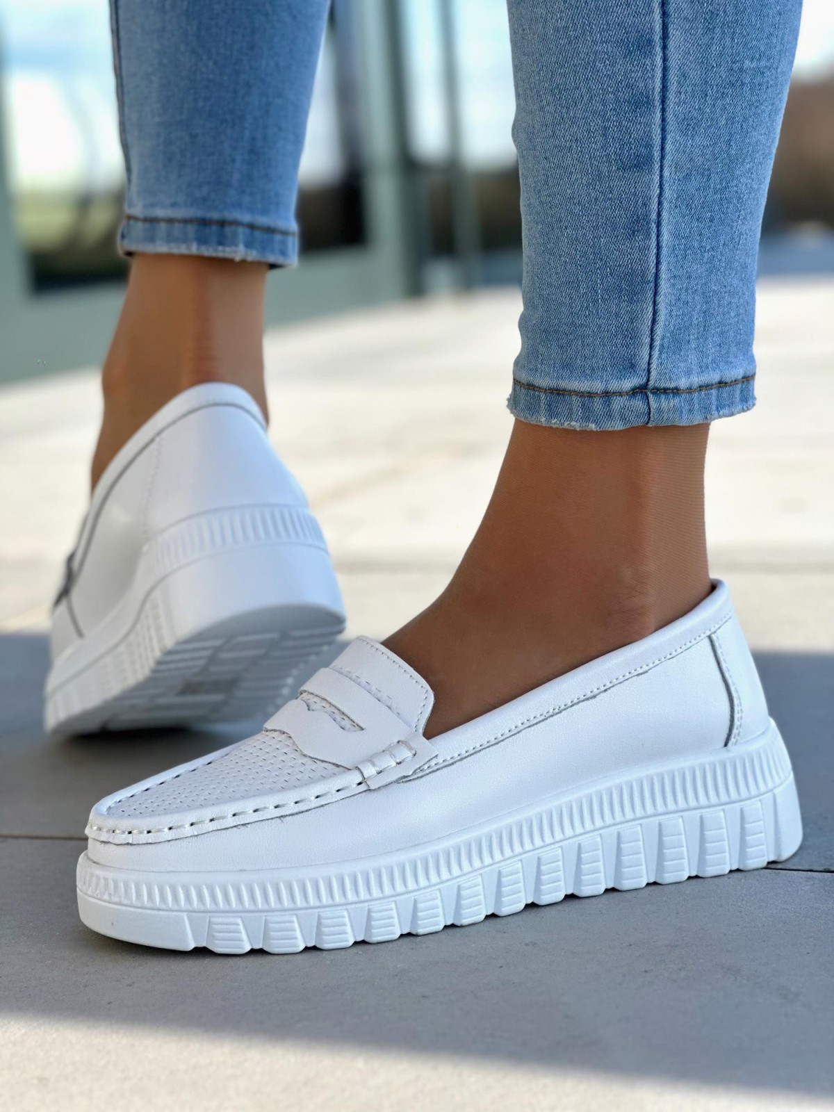 Wygodne i lekkie białe mokasyny damskie, skóra naturalna