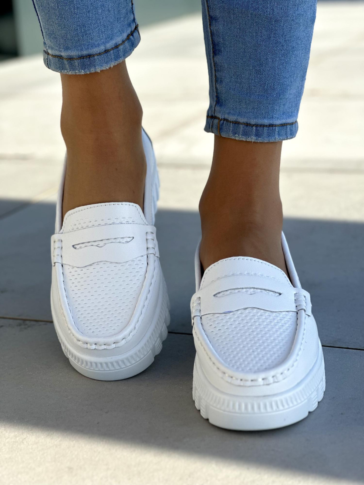 Wygodne i lekkie białe mokasyny damskie, skóra naturalna