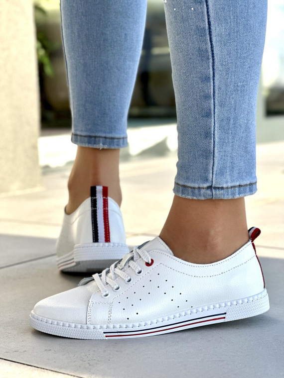 Lekkie i zgrabne białe trampki damskie, skóra naturalna