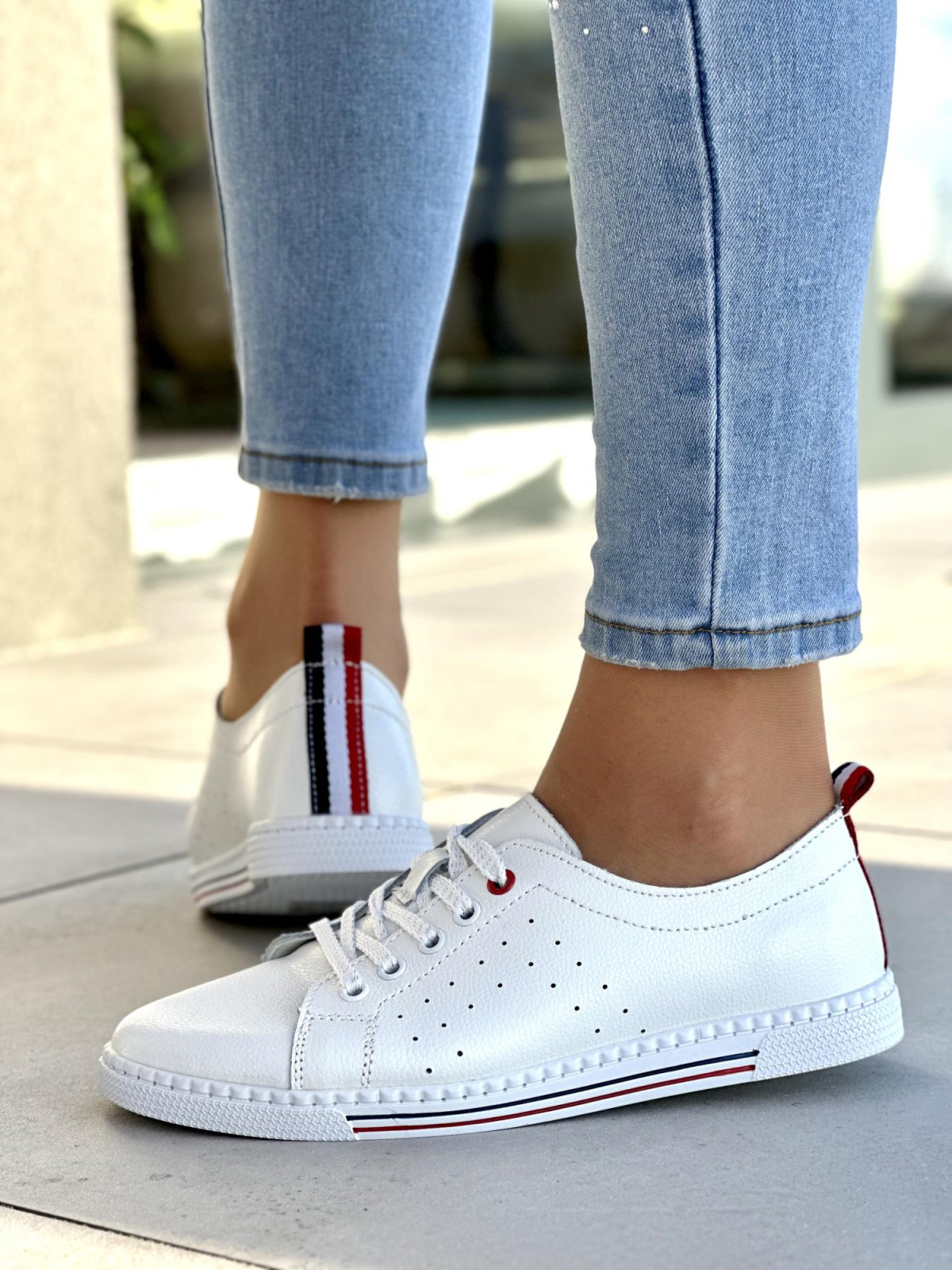 Lekkie i zgrabne białe trampki damskie, skóra naturalna