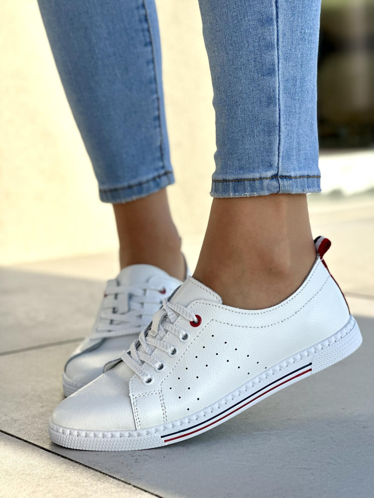 Lekkie i zgrabne białe trampki damskie, skóra naturalna