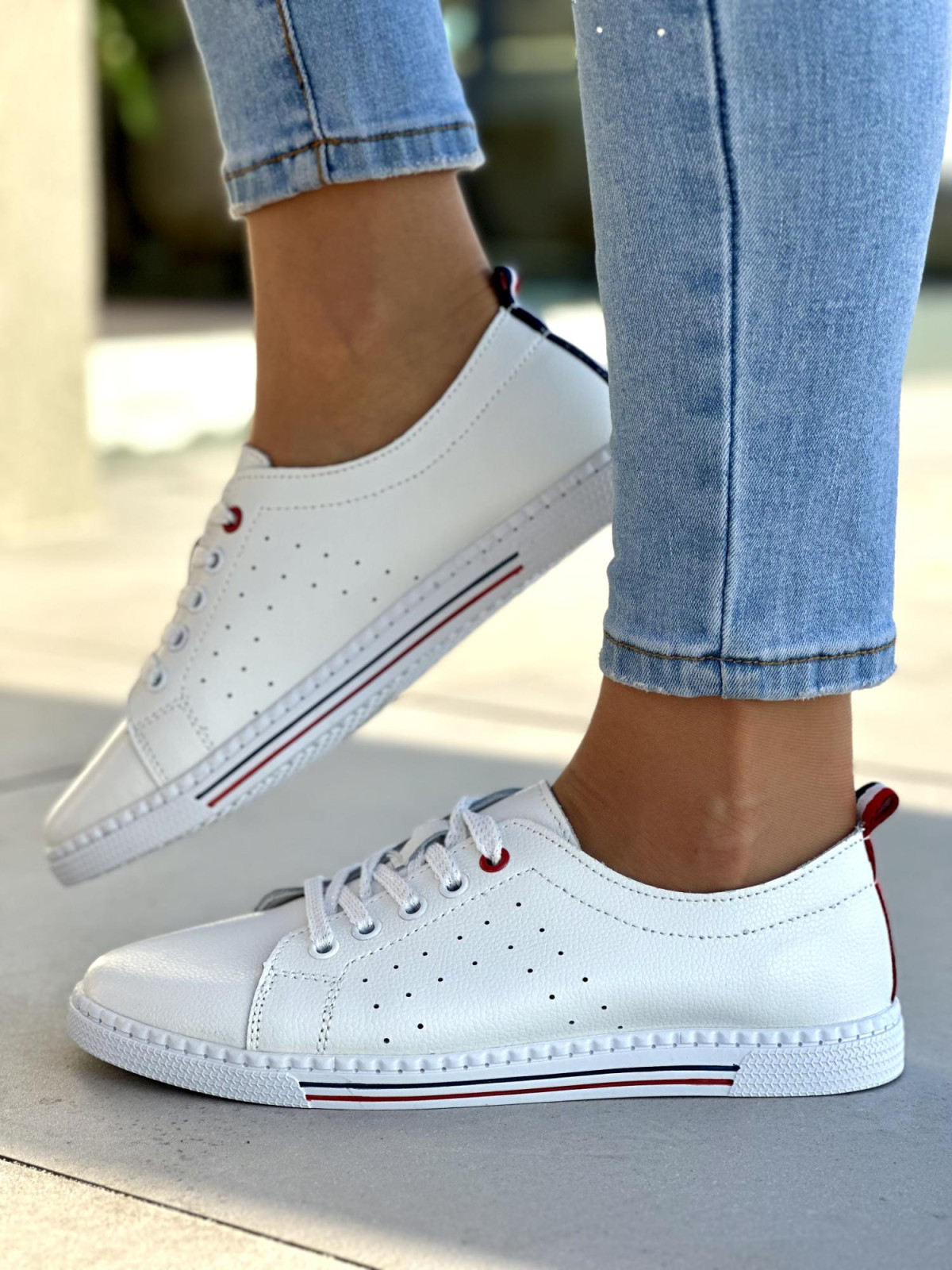 Lekkie i zgrabne białe trampki damskie, skóra naturalna