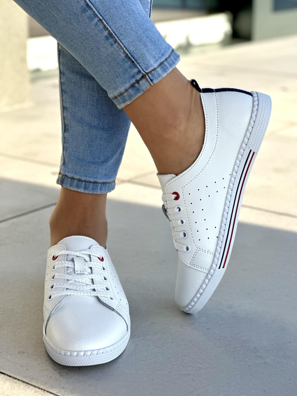 Lekkie i zgrabne białe trampki damskie, skóra naturalna