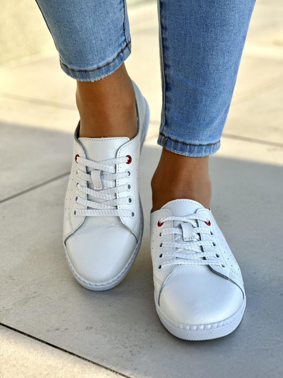 Lekkie i zgrabne białe trampki damskie, skóra naturalna