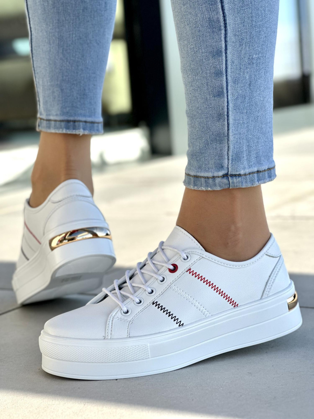 Lekkie białe trampki damskie na wyższej podeszwie, skóra naturalna