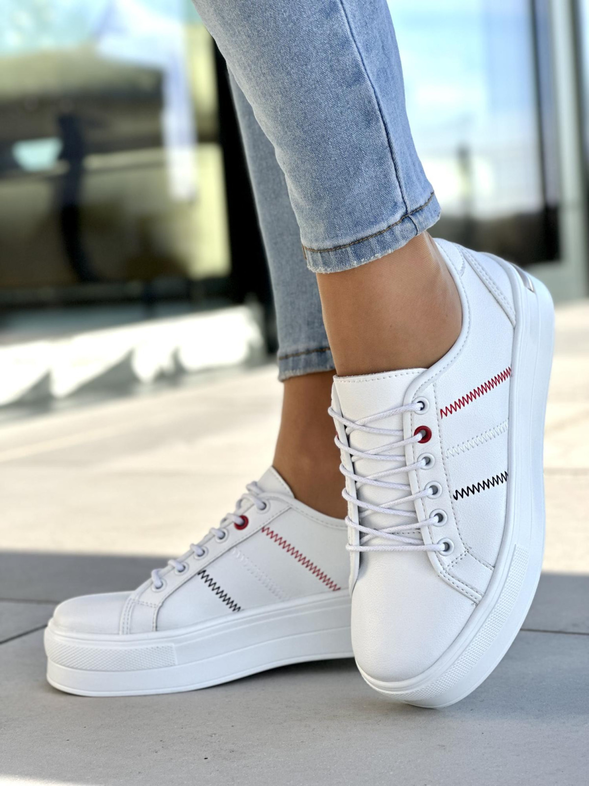 Lekkie białe trampki damskie na wyższej podeszwie, skóra naturalna