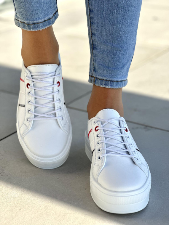 Lekkie białe trampki damskie na wyższej podeszwie, skóra naturalna