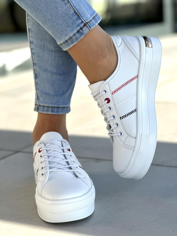 Lekkie białe trampki damskie na wyższej podeszwie, skóra naturalna