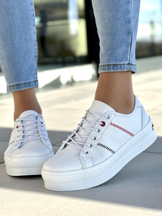 Lekkie białe trampki damskie na wyższej podeszwie, skóra naturalna