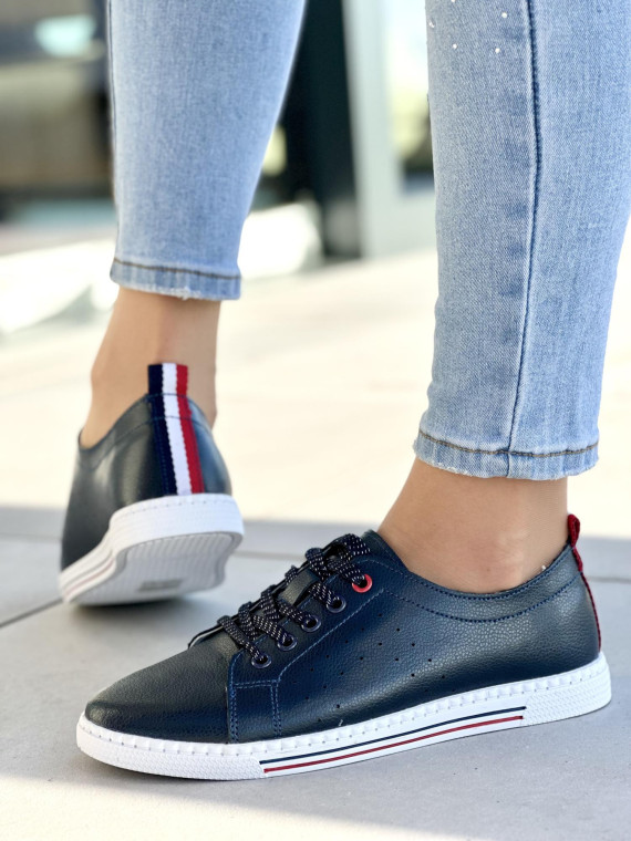 Zgrabne i wygodne granatowe trampki damskie, skóra naturalna