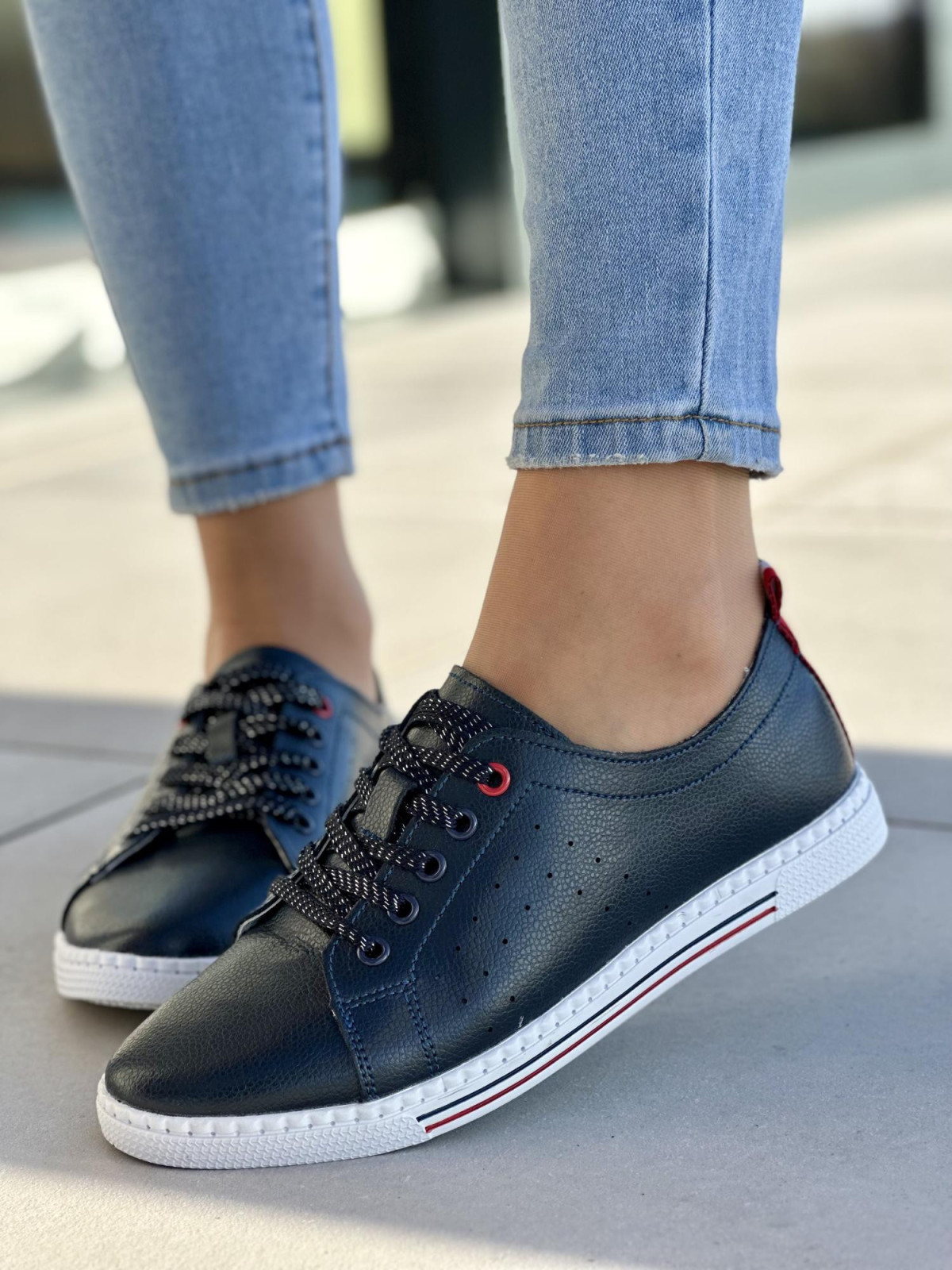 Zgrabne i wygodne granatowe trampki damskie, skóra naturalna