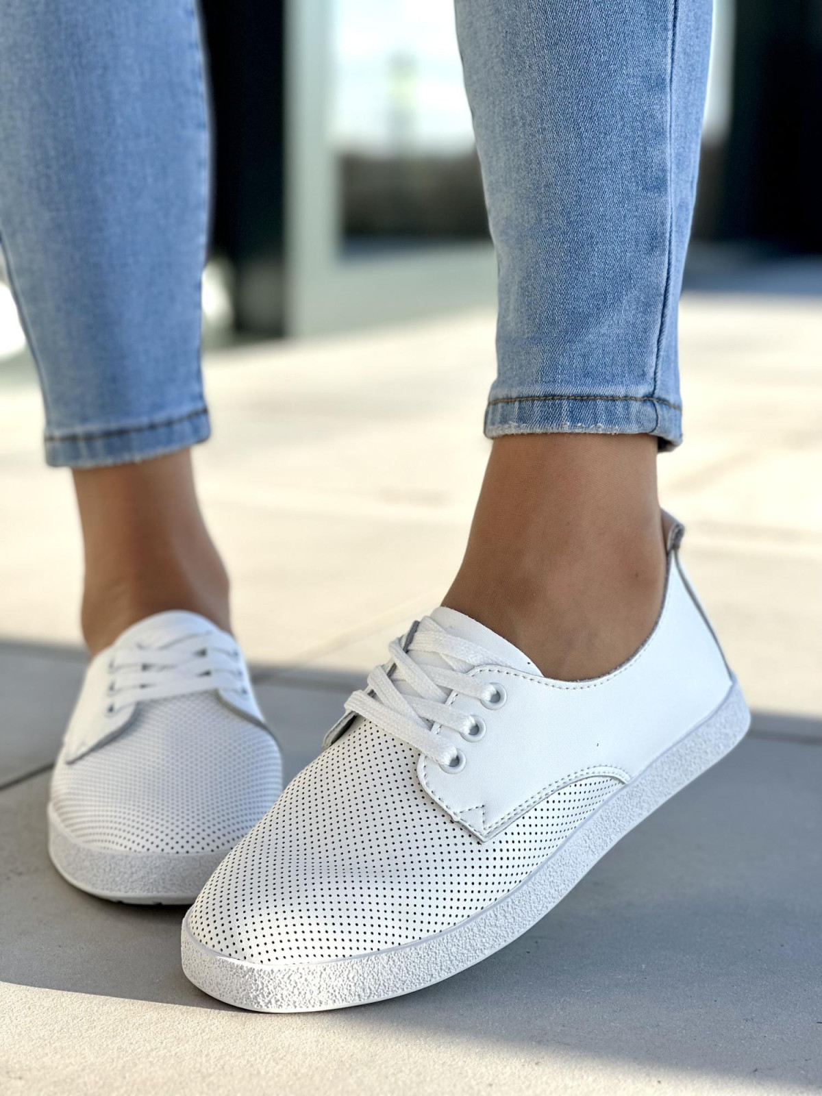 Lekkie, ażurowe białe trampki damskie, skóra naturalna