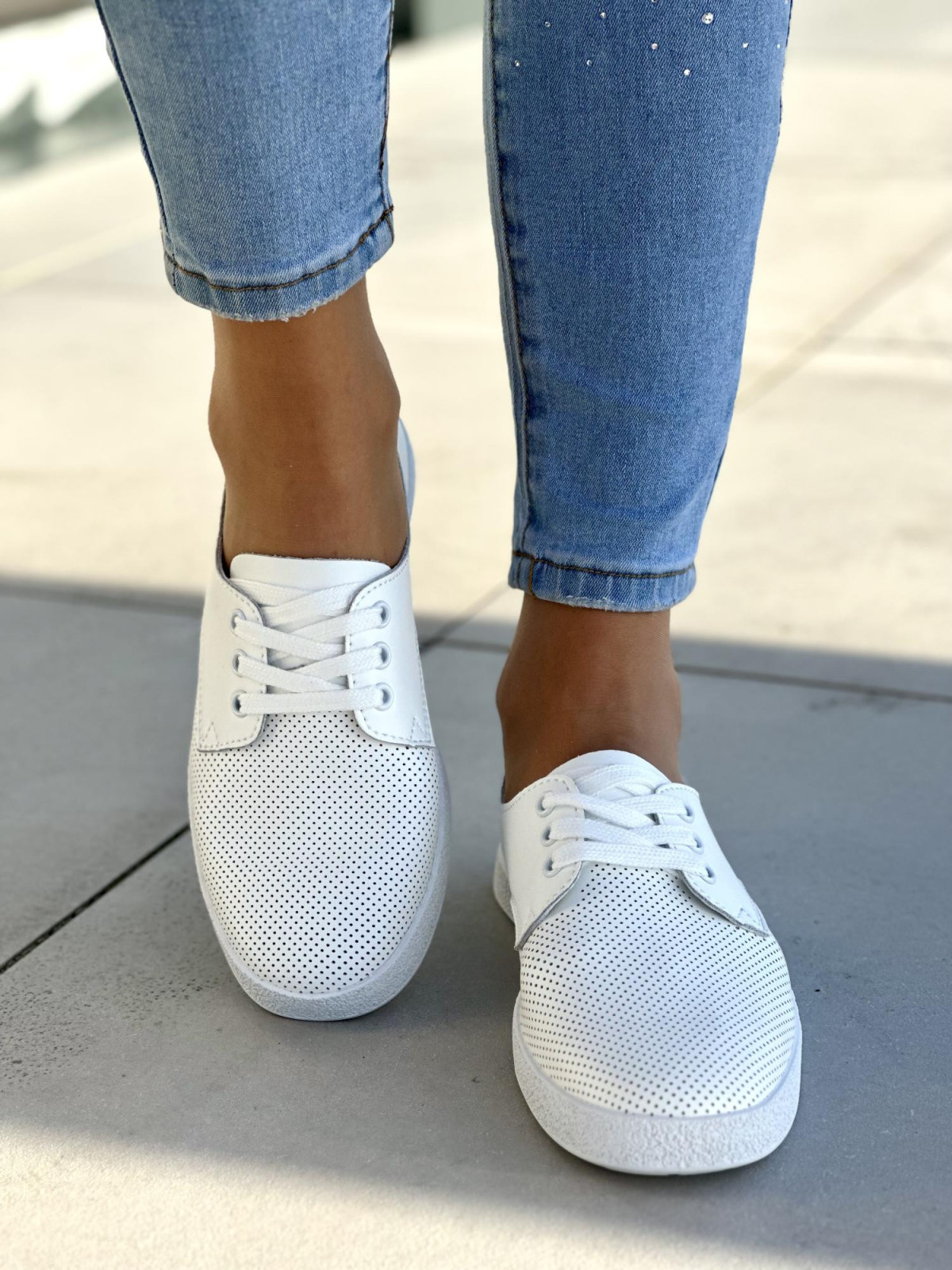 Lekkie, ażurowe białe trampki damskie, skóra naturalna