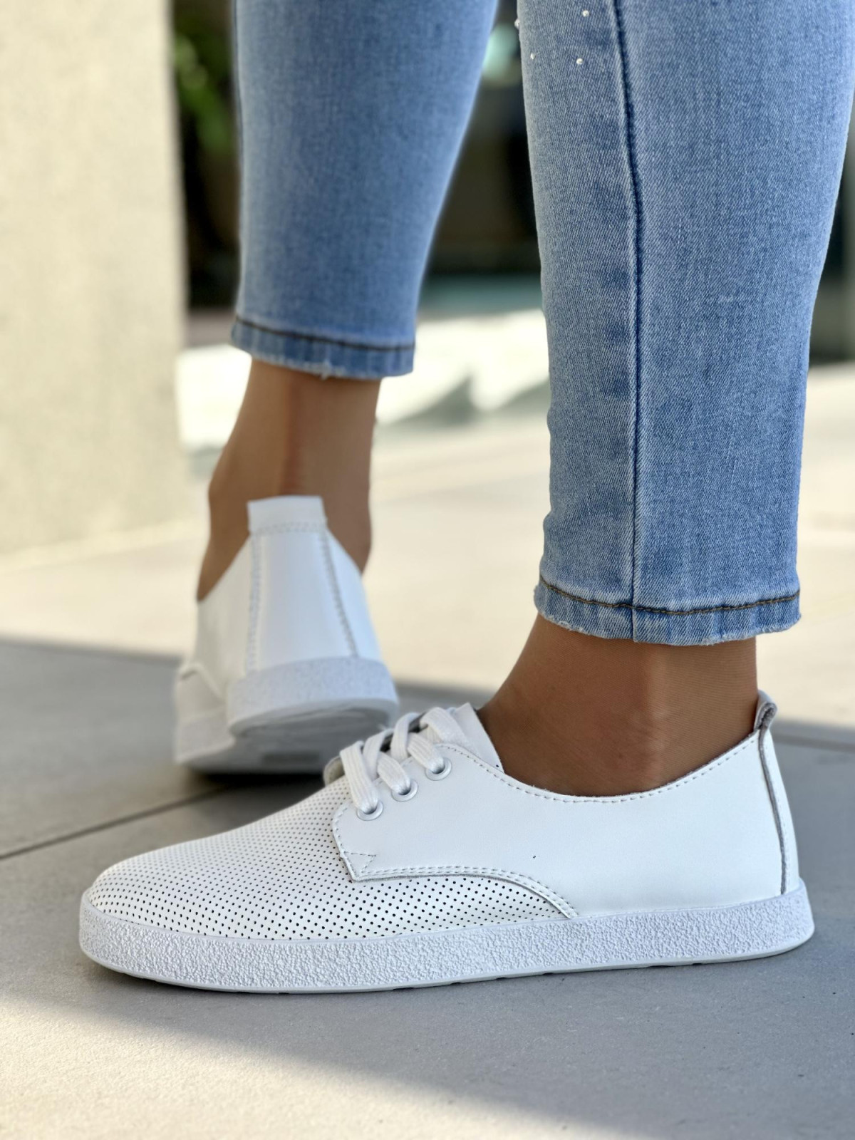 Lekkie, ażurowe białe trampki damskie, skóra naturalna