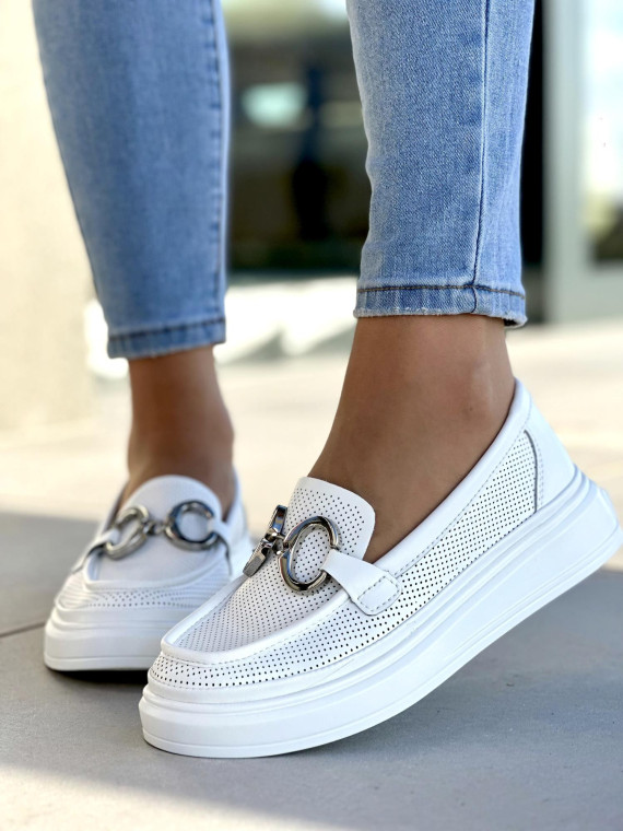 Lekkie, ażurowe, białe mokasyny damskie ze srebrną ozdobą, skóra naturalna