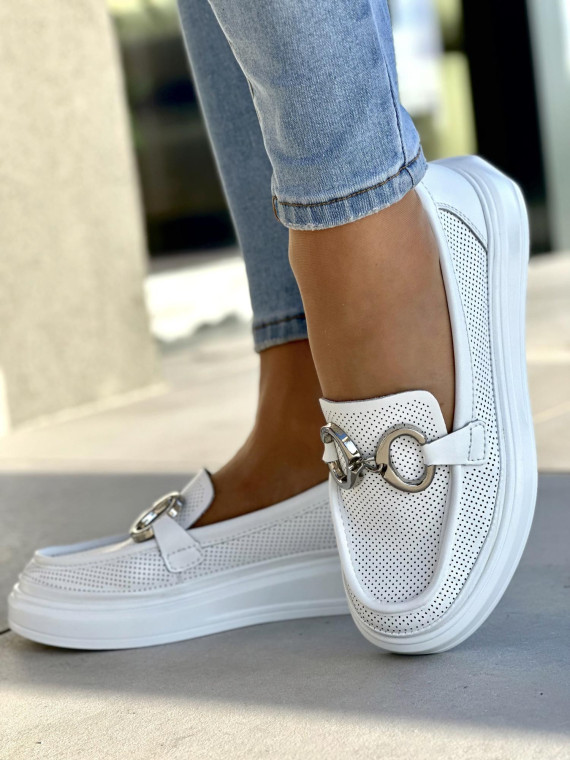 Lekkie, ażurowe, białe mokasyny damskie ze srebrną ozdobą, skóra naturalna