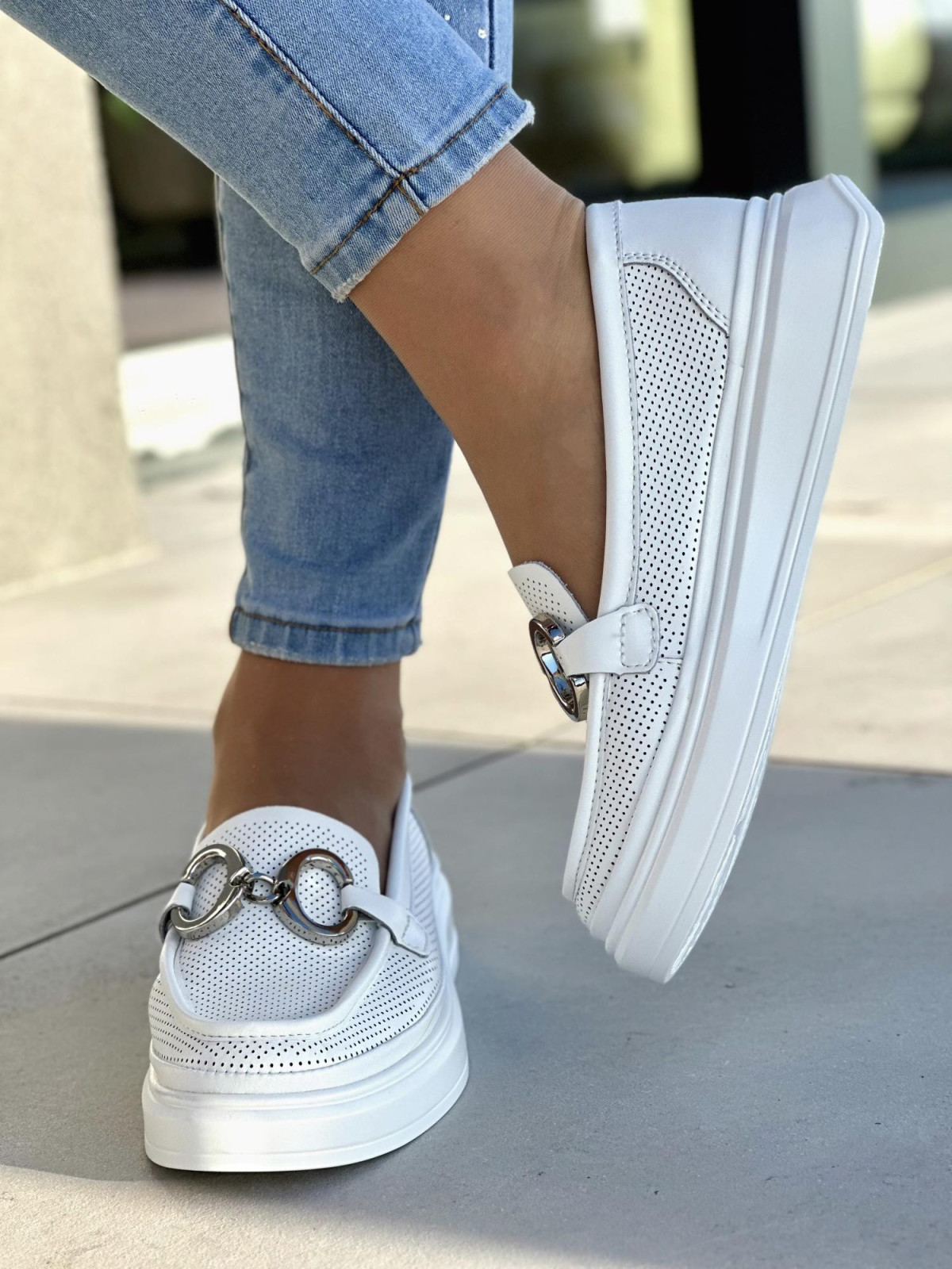 Lekkie, ażurowe, białe mokasyny damskie ze srebrną ozdobą, skóra naturalna