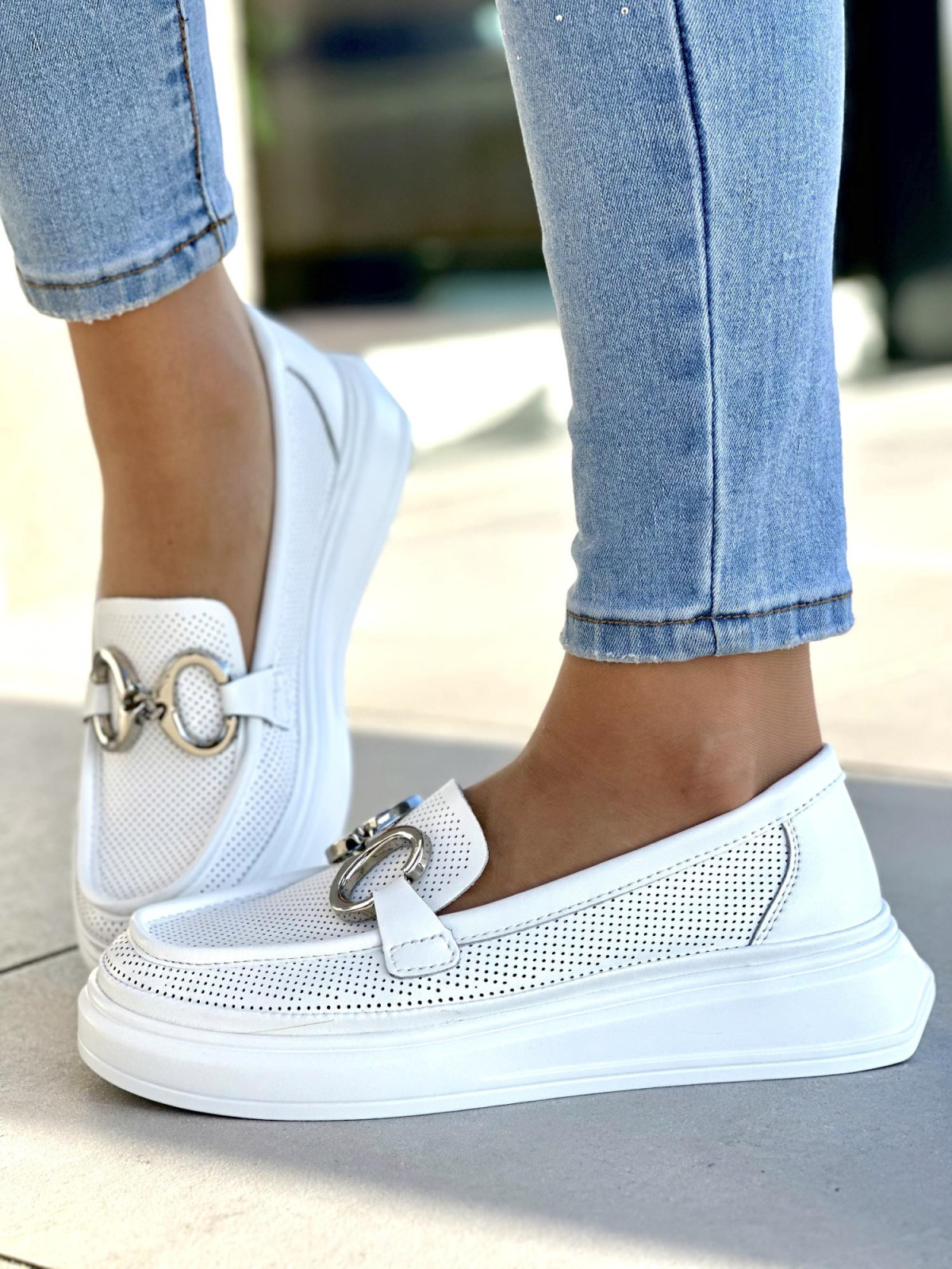 Lekkie, ażurowe, białe mokasyny damskie ze srebrną ozdobą, skóra naturalna