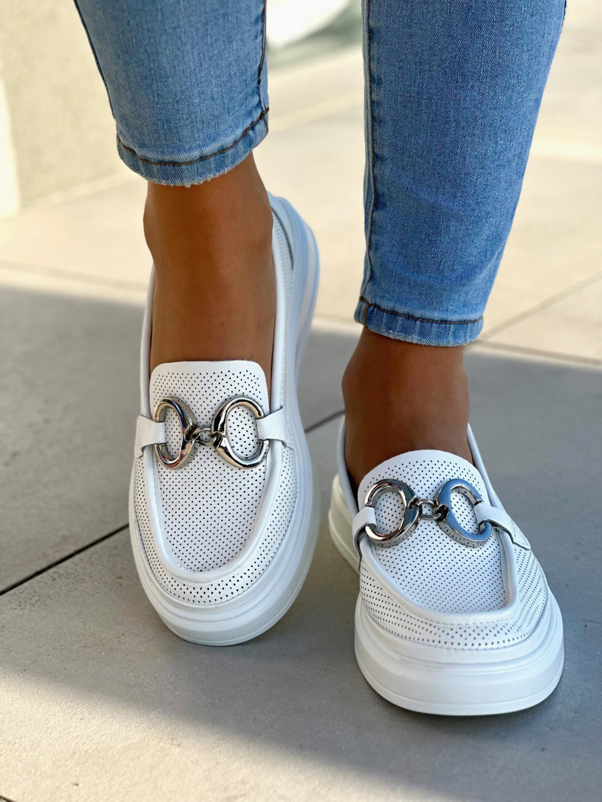 Lekkie, ażurowe, białe mokasyny damskie ze srebrną ozdobą, skóra naturalna