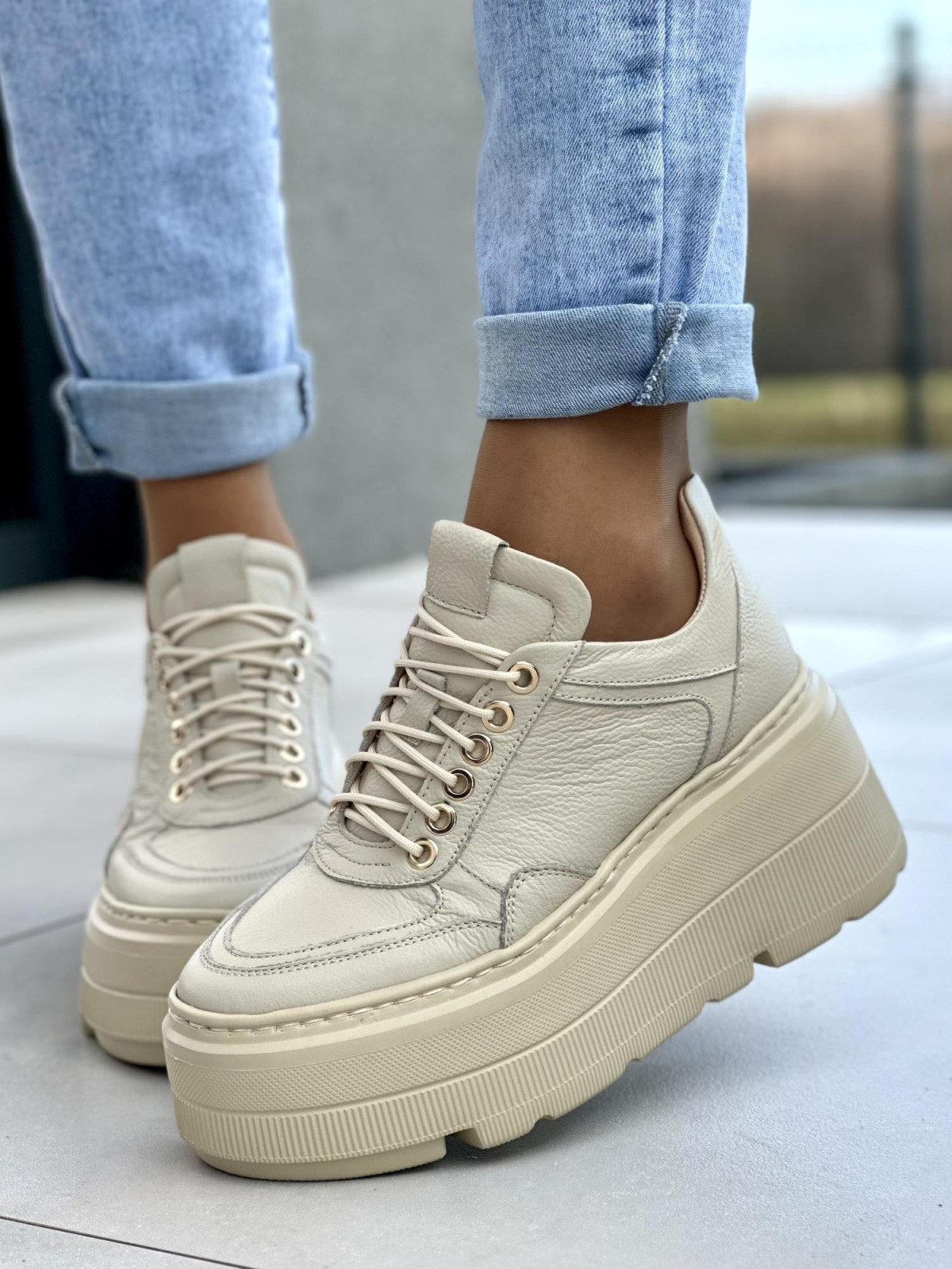 Lekkie beżowe trampki damskie na grubej platformie, skóra naturalna