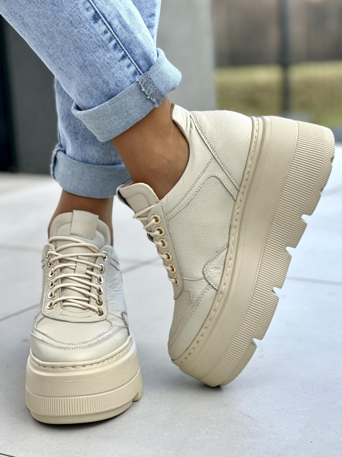 Lekkie beżowe trampki damskie na grubej platformie, skóra naturalna