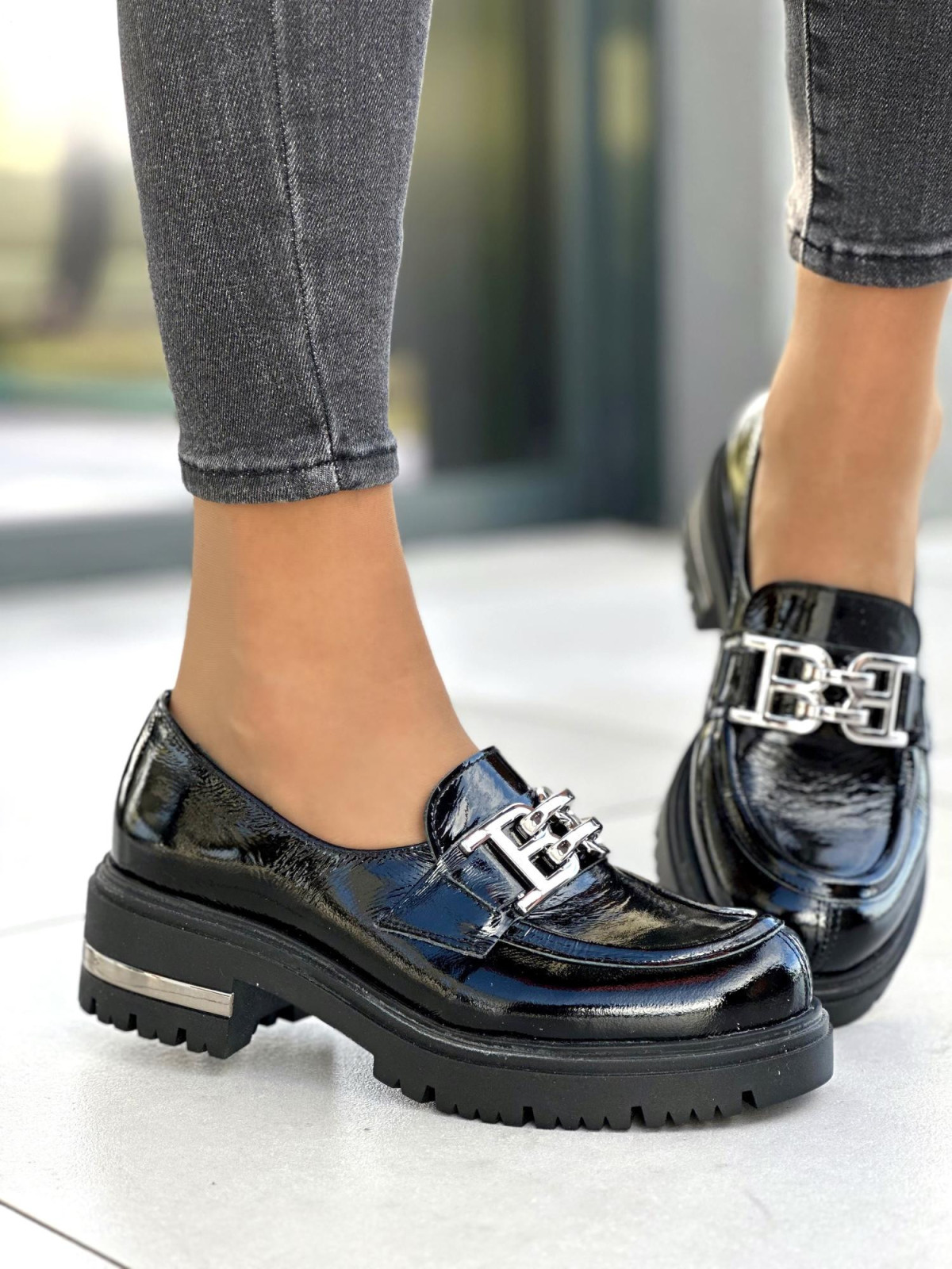 Czarne lakierowane mokasyny damskie na grubej podeszwie, skóra naturalna