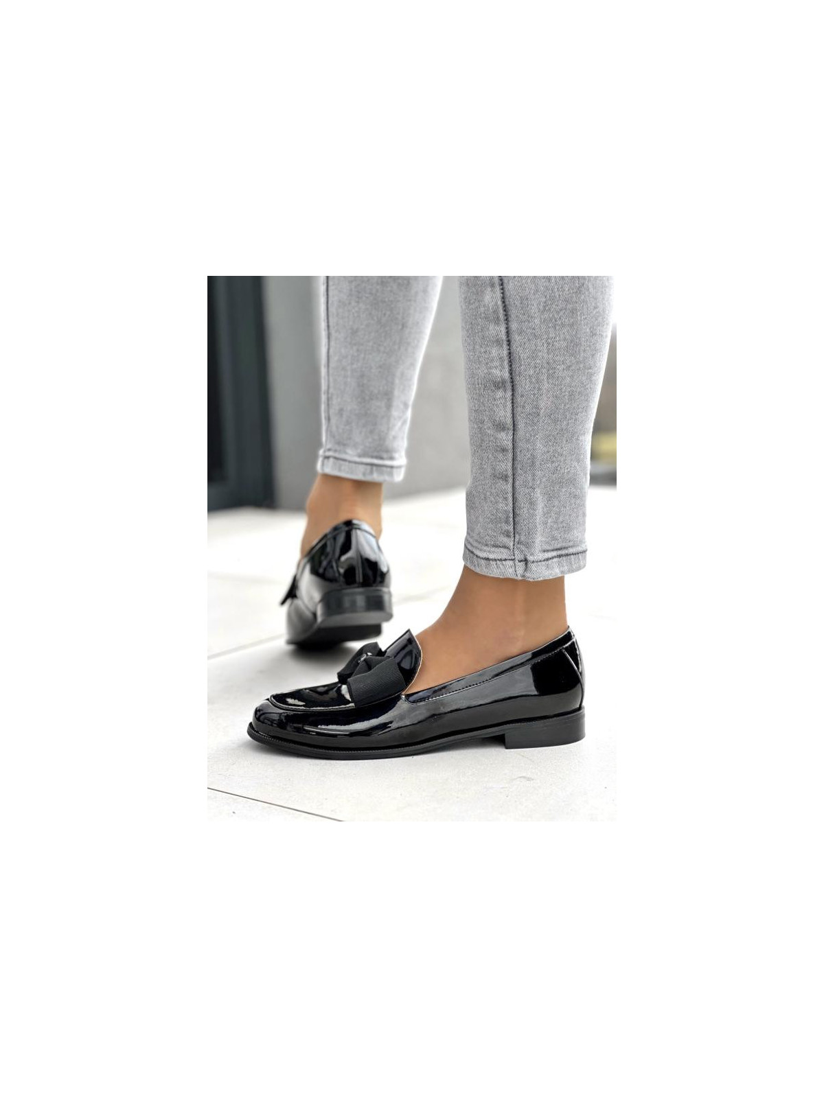 Śliczne lakierowane czarne mokasyny damskie z kokardą, skóra naturalna