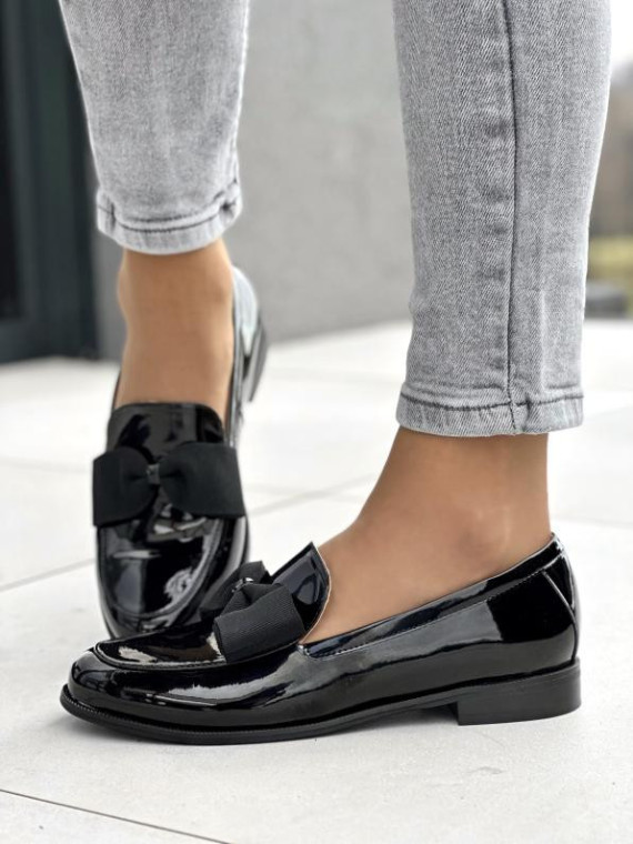 Śliczne lakierowane czarne mokasyny damskie z kokardą, skóra naturalna