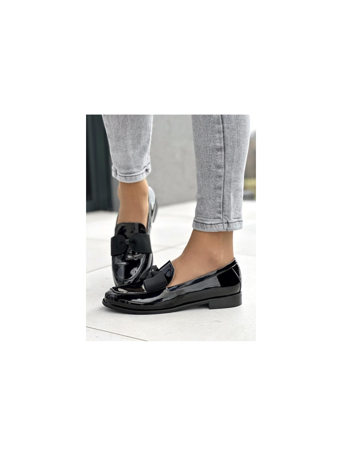 Śliczne lakierowane czarne mokasyny damskie z kokardą, skóra naturalna