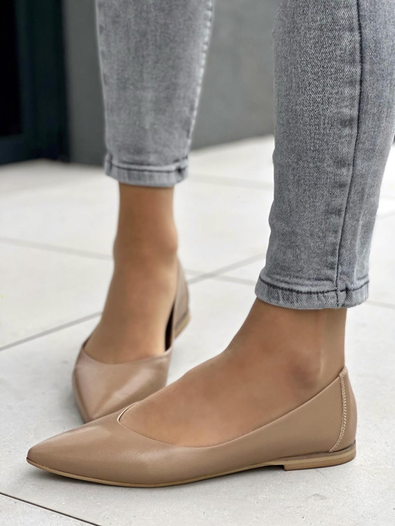 Subtelne beżowe baleriny damskie ze szpiczastym migdałkowym noskiem, skóra naturalna