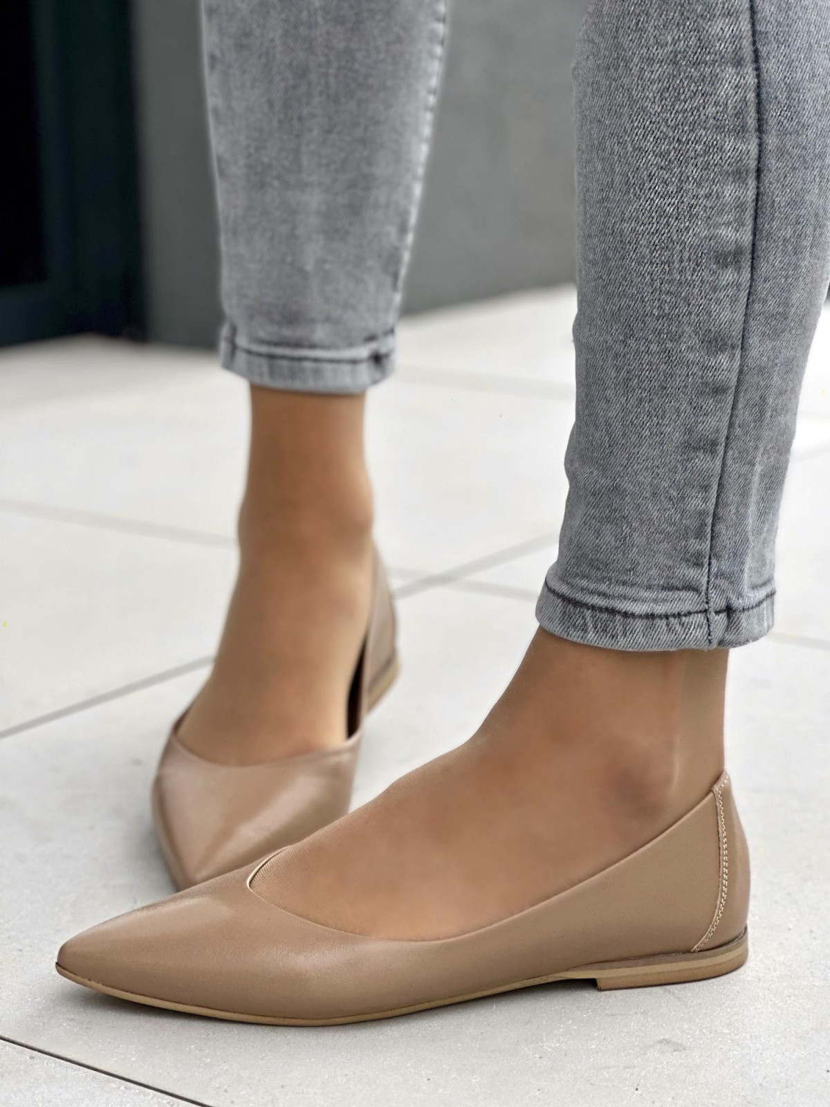 Subtelne beżowe baleriny damskie ze szpiczastym migdałkowym noskiem, skóra naturalna