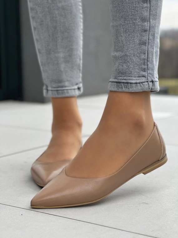Subtelne beżowe baleriny damskie ze szpiczastym migdałkowym noskiem, skóra naturalna