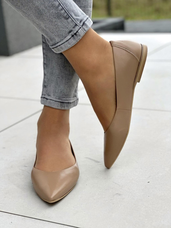 Subtelne beżowe baleriny damskie ze szpiczastym migdałkowym noskiem, skóra naturalna