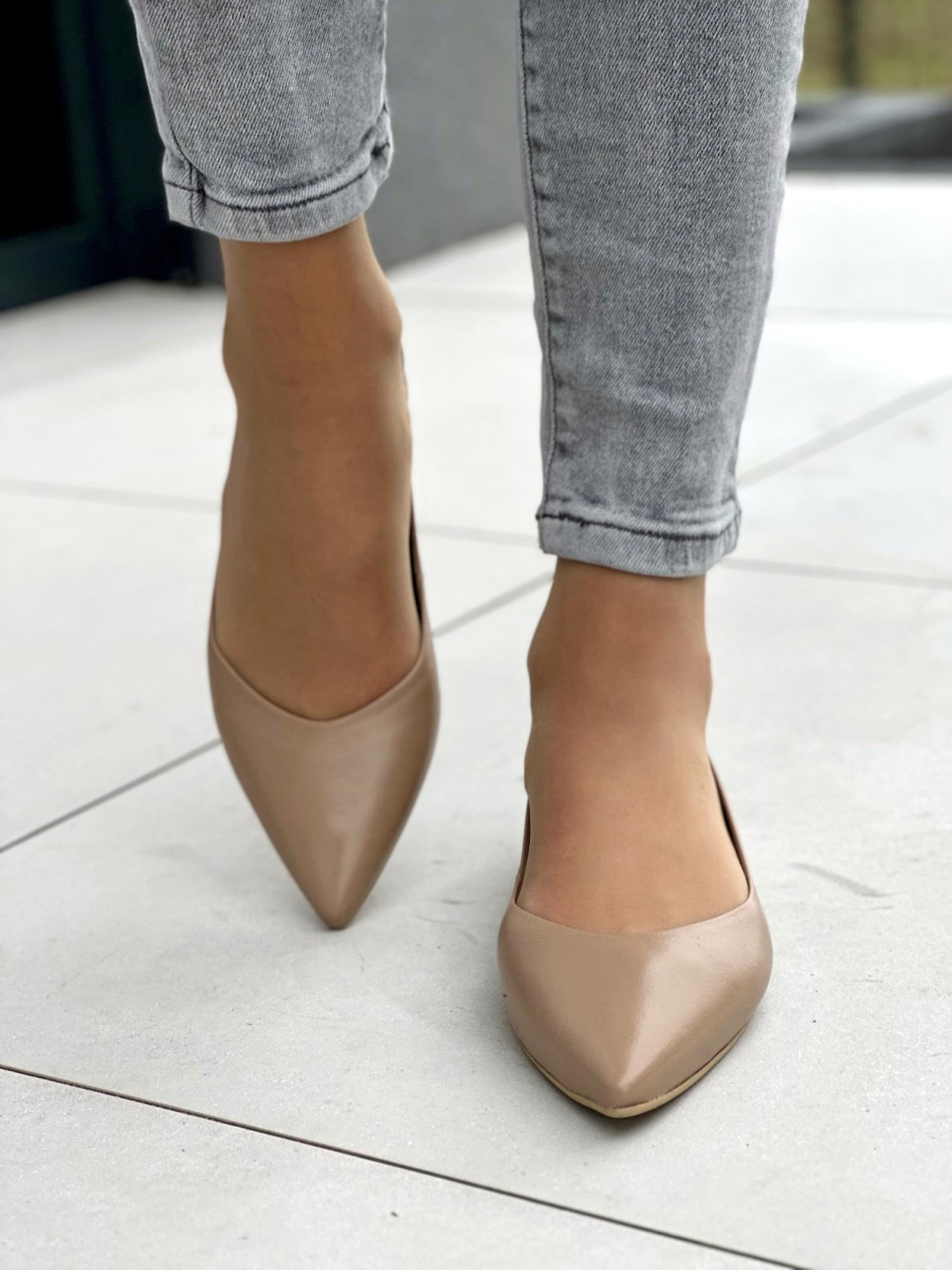 Subtelne beżowe baleriny damskie ze szpiczastym migdałkowym noskiem, skóra naturalna