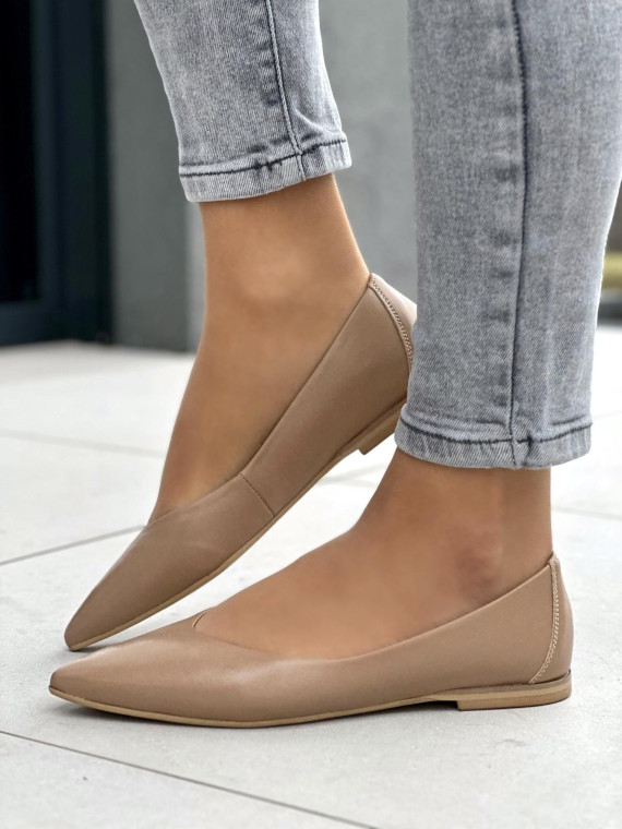 Subtelne beżowe baleriny damskie ze szpiczastym migdałkowym noskiem, skóra naturalna