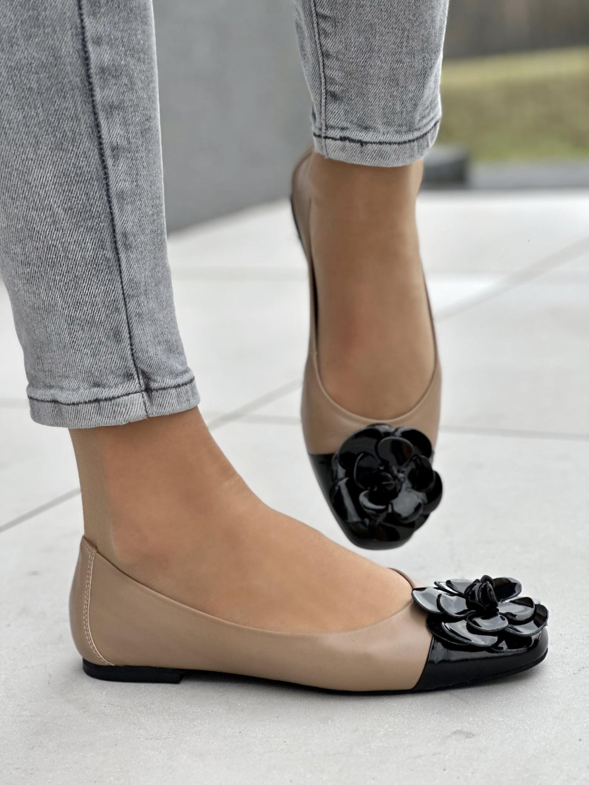 Delikatne, lekkie i wygodne beżowo-czarne baleriny damskie, skóra naturalna