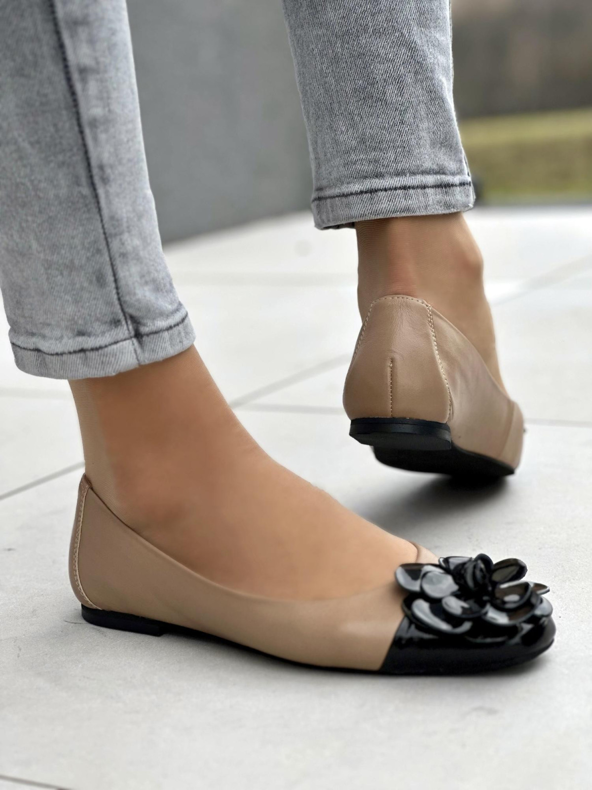 Delikatne, lekkie i wygodne beżowo-czarne baleriny damskie, skóra naturalna