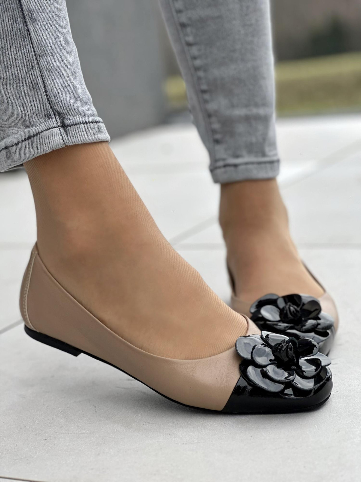 Delikatne, lekkie i wygodne beżowo-czarne baleriny damskie, skóra naturalna